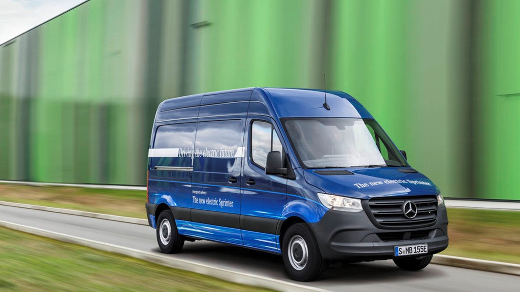 Thương hiệu xe sang Đưc sẽ bổ sung thêm một phiên bản động cơ điện của  Mercedes-Benz Sprinter 2019 mới khi nâng cấp dòng xe thương mại thế hệ thứ ba. Tuy nhiên, thời gian bán ra cụ thể vẫn chưa được xác nhận, có thể eSprinter mới sẽ được bán ở Mỹ đầu tiên.